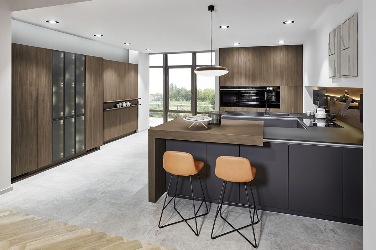 Heldere lijnen, luxe materialen en een helder gestructureerde interieurarchitectuur: dat vindt u in onze designkeukens! Onze adviseurs hechten veel belang aan een eigentijds en trendbewust design. Wij geven u graad advies!