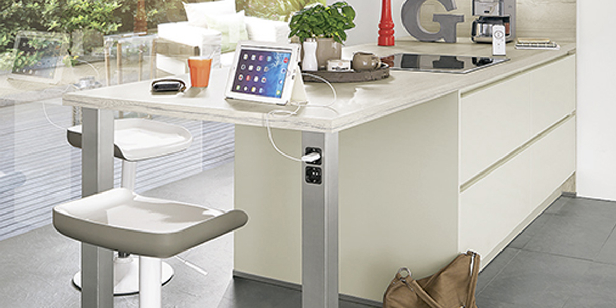 Voor moderne bijzettafels zijn deze metalen voeten een belangrijk accessoire. We bieden een uitgebreide selectie van oplossingen met ingebouwde dubbele stekkerdoos.