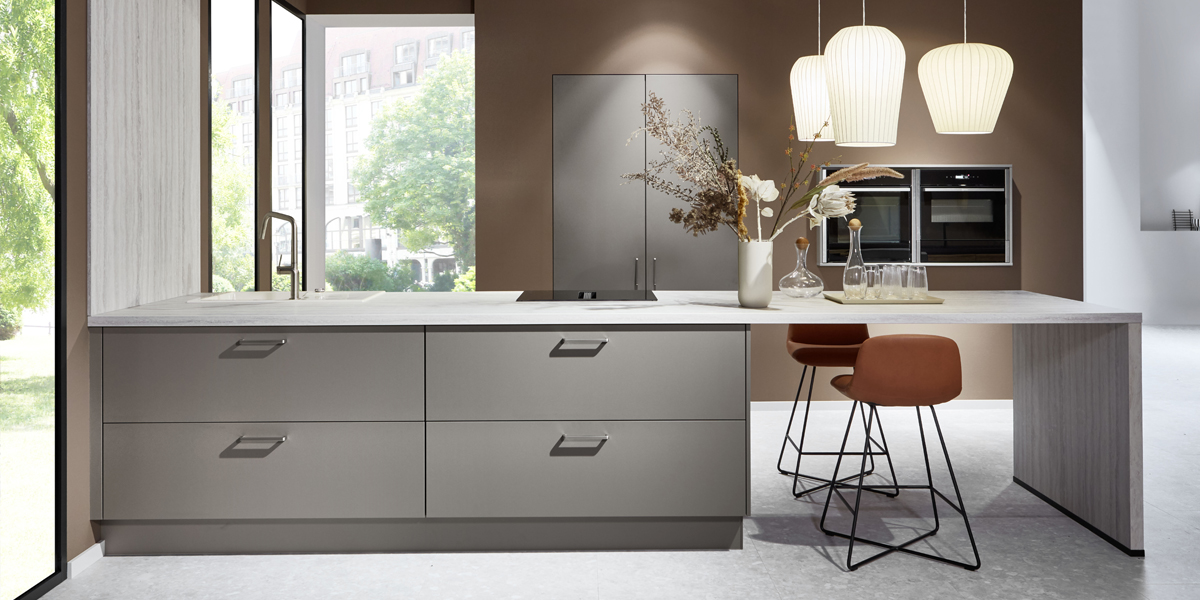 En daar hoort u bij. Zo kan het concept van het kookeiland worden samengevat. Deze keukenstijl is bijzonder aantrekkelijk als u de keuken ook als trefpunt ziet.