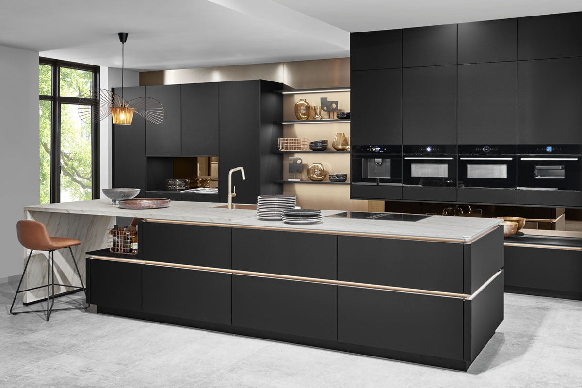 Heldere lijnen, luxe materialen en een helder gestructureerde interieurarchitectuur: dat vindt u in onze designkeukens! Onze adviseurs hechten veel belang aan een eigentijds en trendbewust design. Wij geven u graag advies!