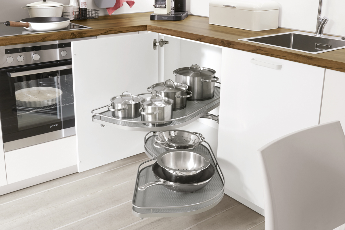 Echt clever: de halvehoekkast met houten draaibodem en metalen reling biedt een perfect overzicht over potten, pannen en co.